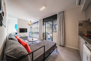 Espacio para trabajar con un portátil y cortinas opacas