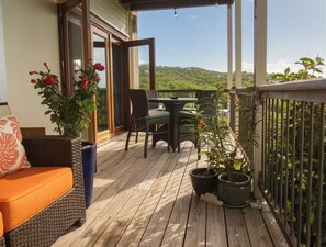 Outdoor dining - Air Conditioned 1-Bed in Cruz Bay (Cruz Bay)
