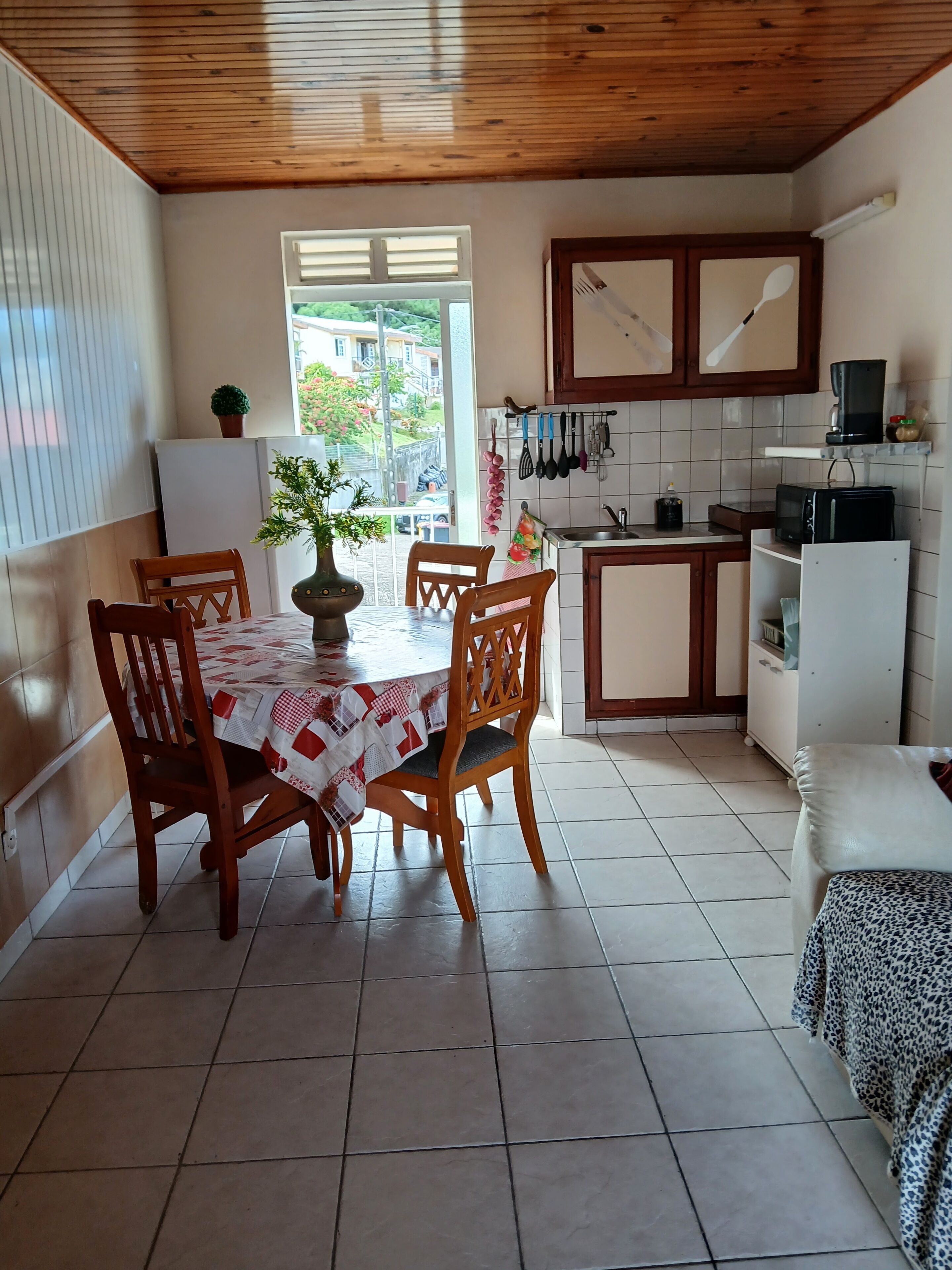 salle à manger équipé et kitchenette 
