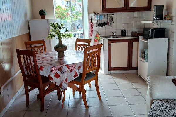 salle à manger équipé et kitchenette