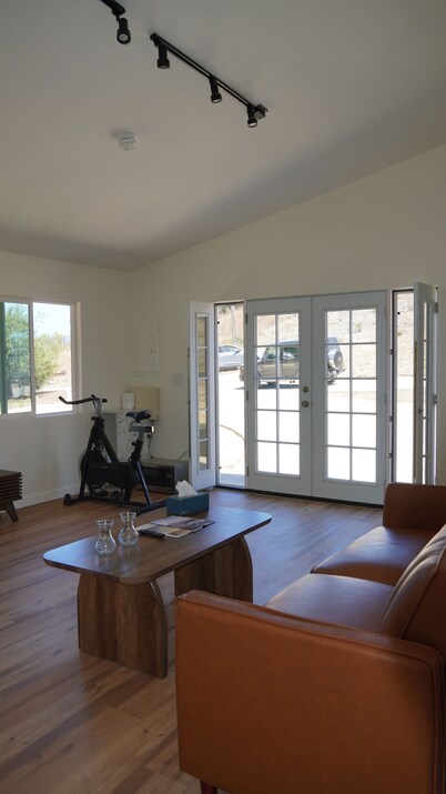 4-bedroom ranch house in peaceful Malibu with ocean and mountains view