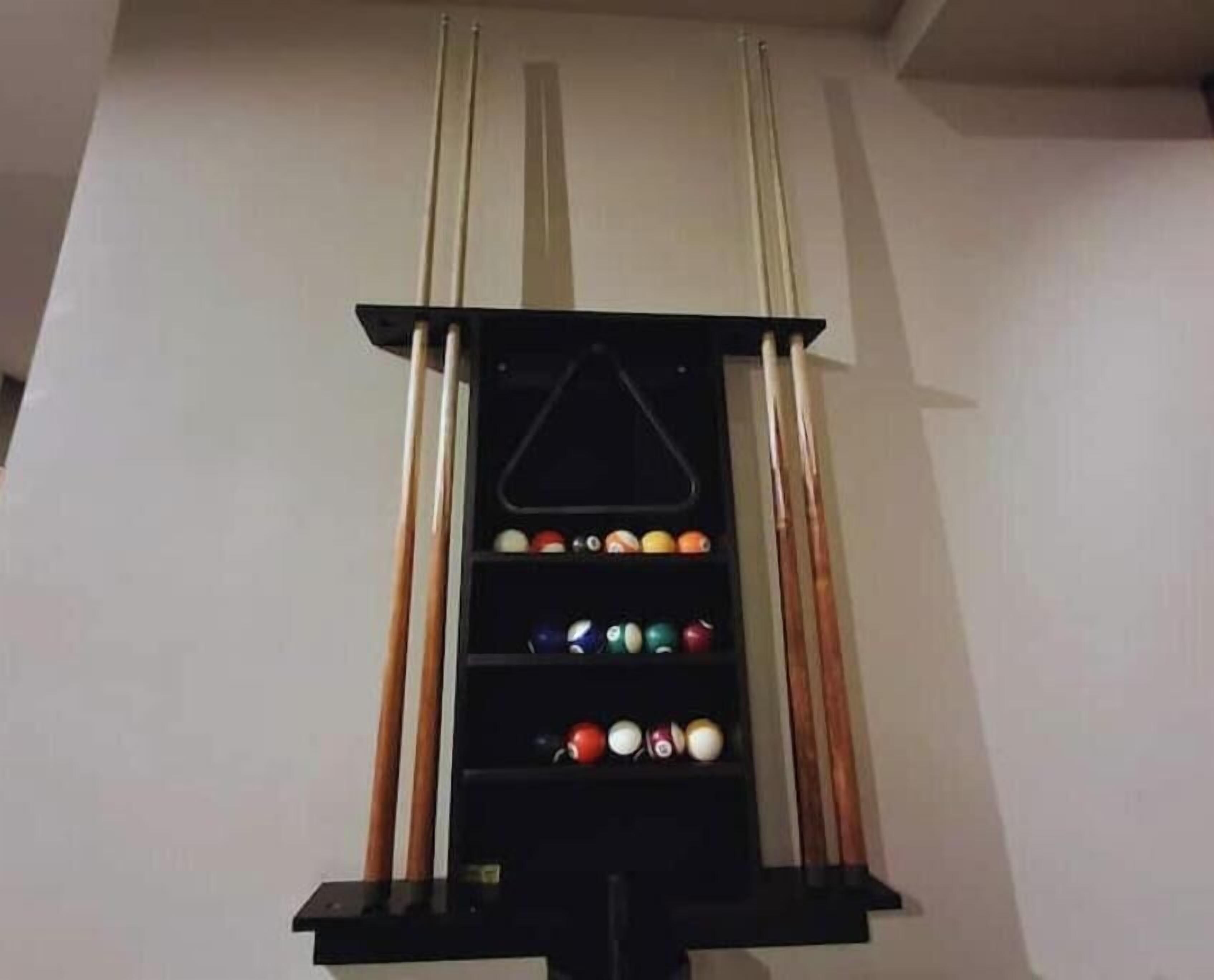 Una mesa de billar con varias bolas y tacos.