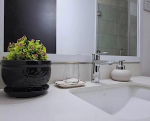 Secador de pelo, toallas, jabón, papel higiénico