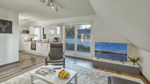 Een modern appartement met een keuken, eethoek en balkon met een prachtig uitzicht.
