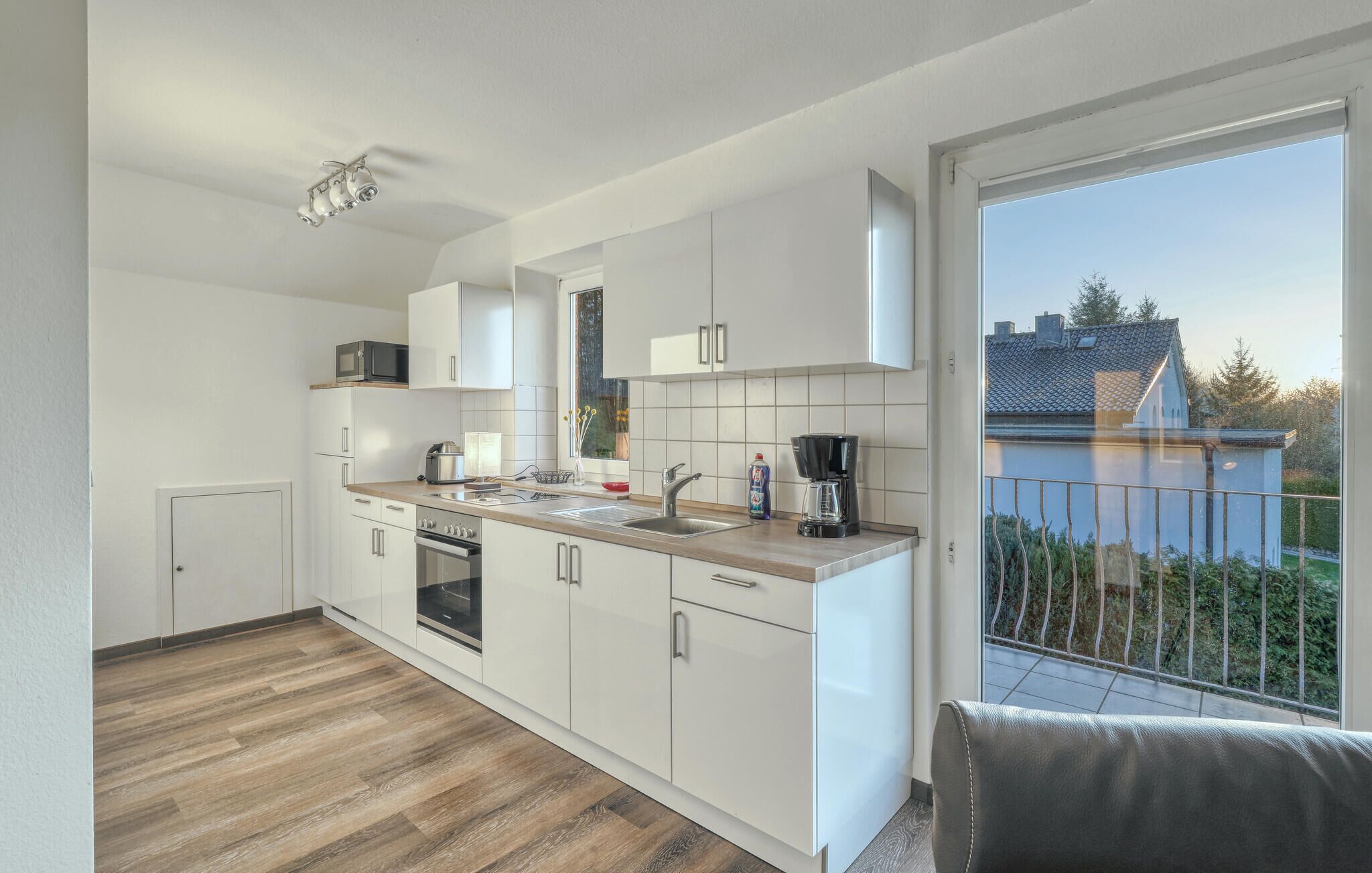 Wasserkocher mit Kaffee-/Teezubehör, Kühlschrank, Mikrowelle, Herdplatte