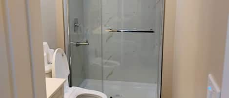 Douche, bidet, serviettes fournies, papier de toilette