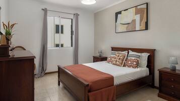 Tabla de planchar con plancha, wifi y ropa de cama