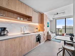 Coffee/tea maker, fridge, oven, stovetop - The Crosby #2515 Cityview Signature Studio (Miami)