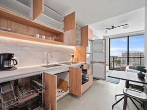 Coffee/tea maker, fridge, oven, stovetop - The Crosby #2515 Cityview Signature Studio (Miami)
