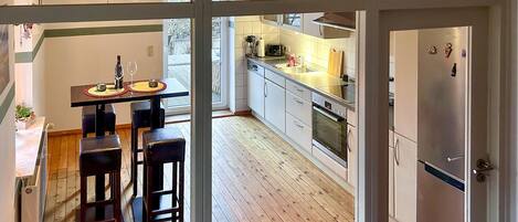 Fridge, microwave, stovetop, dishwasher