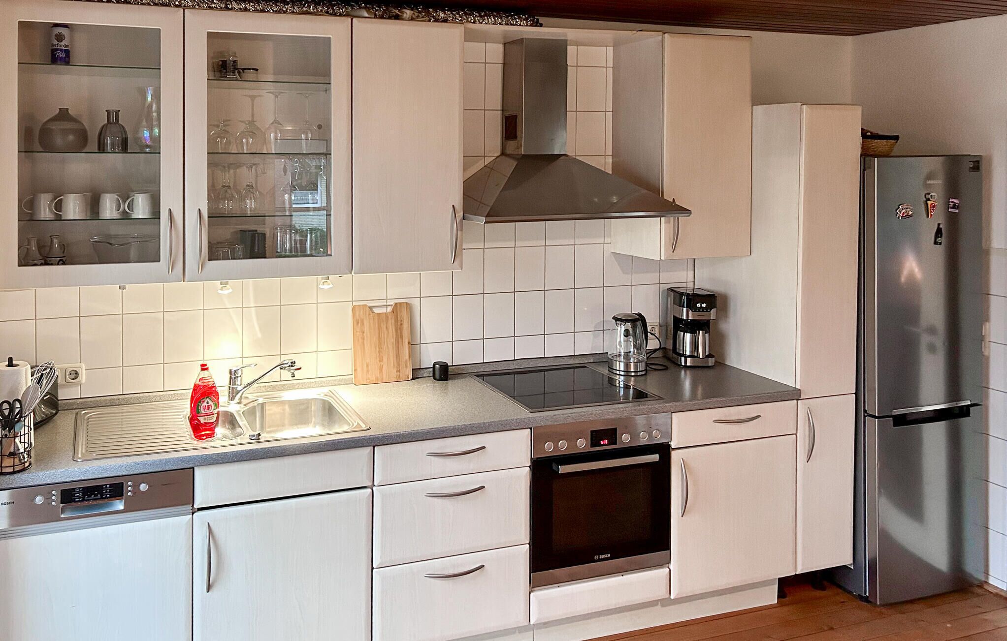 Kühlschrank, Mikrowelle, Herdplatte, Geschirrspüler