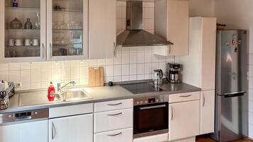Kühlschrank, Mikrowelle, Herdplatte, Geschirrspüler