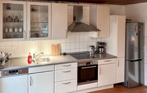 Kühlschrank, Mikrowelle, Herdplatte, Geschirrspüler