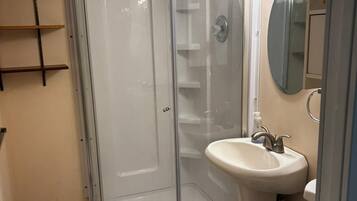 Douche, sèche-cheveux, serviettes fournies, savon