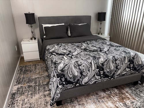 Cozy 2 Queen Beds + Sofa Bed | Private Entry