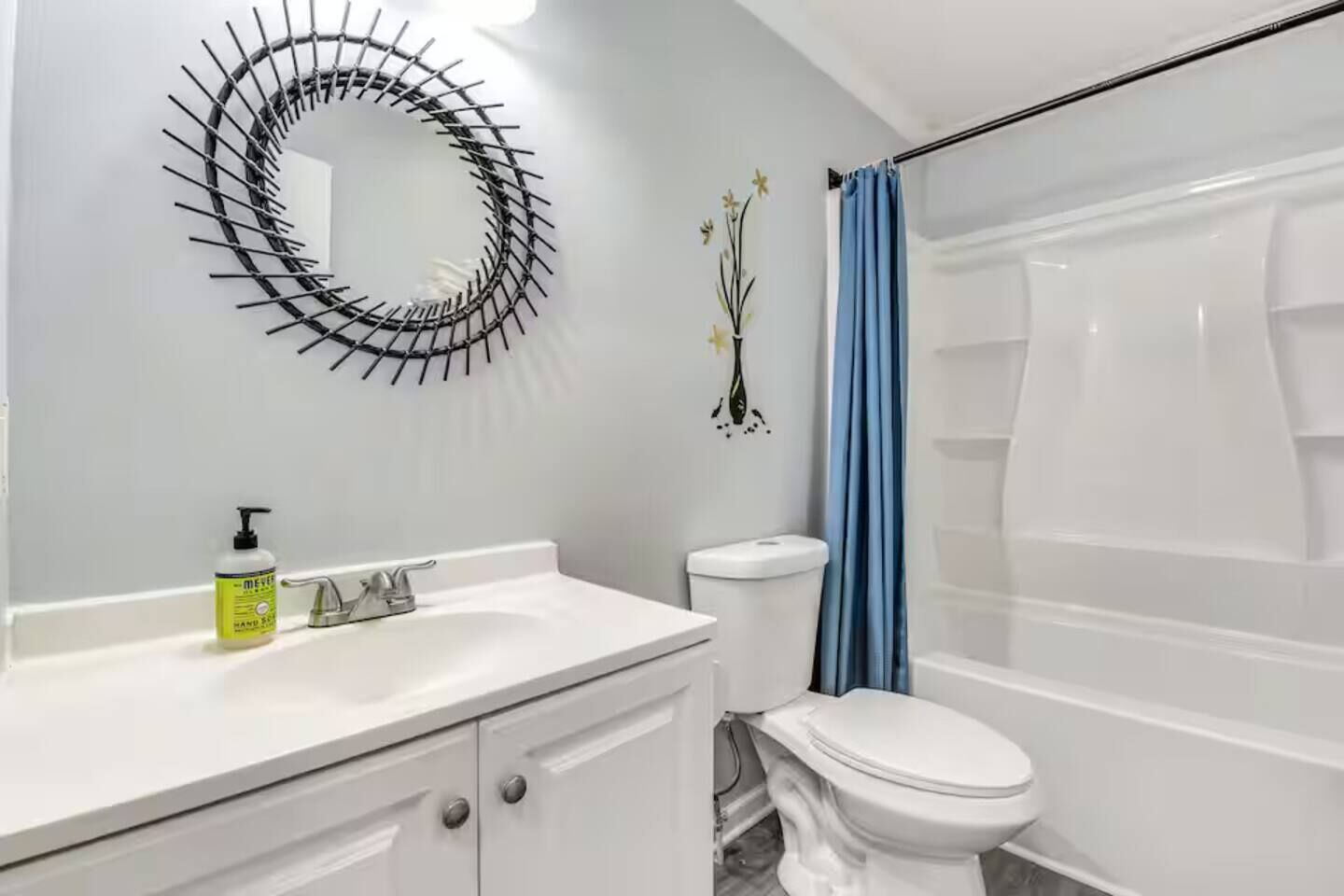 Douche, sèche-cheveux, serviettes fournies, savon