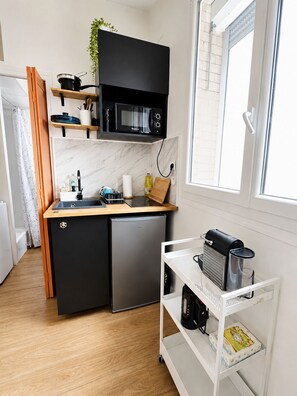 Wasserkocher mit Kaffee-/Teezubehör, Mikrowelle, Wasserkocher, Toaster