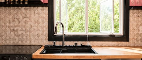 Coffee/tea maker, fridge, microwave, oven