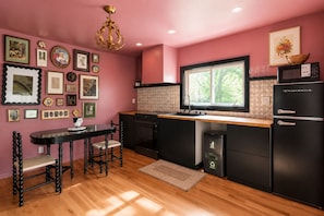 Coffee/tea maker, fridge, microwave, oven