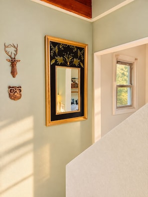 A room with a mirror, a wall-mounted deer head, and a window. - Creekview Catskill Lodge & Mountain Views (Jefferson Heights)