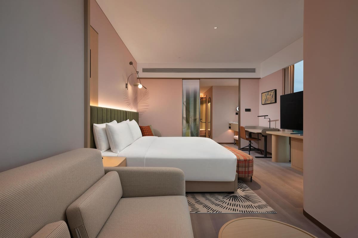 Deluxe Room, 1 King Bed, Bay View | Free WiFi