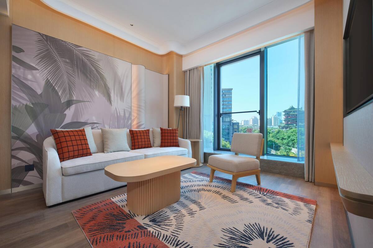 Suite, 1 Bedroom | Living area