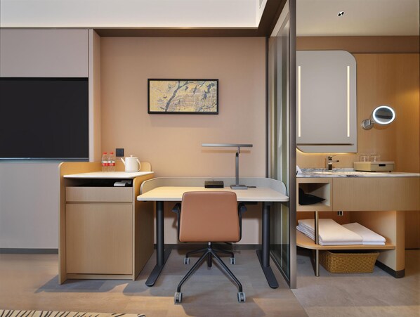 Room, 1 King Bed, Bay View (Pavilion View) | Free WiFi - Hilton Garden Inn Nanchang Tengwang Pavilion (Nanchang)
