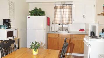 Superior Studio Suite | Private kitchen | Coffee/tea maker, fridge, microwave, freezer