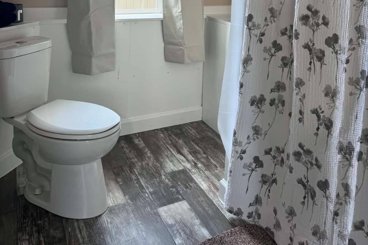 Superior Suite | Bathroom | Hair dryer, soap, shampoo, toilet paper