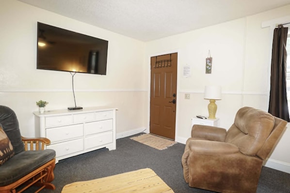 Standard Double Room | Living area | 50-inch Smart TV with cable channels - Beartooth Suites (Joliet)