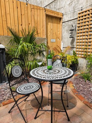 A patio with a round table and chairs, a bottle of alcohol, and a 'PRIVATE PROPERTY' sign. - No.60 Sligo (Sligo)
