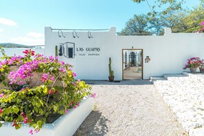 Ein weißes Gebäude mit einem Schild, auf dem 'Las Guapas Villas Tamarindo' steht.