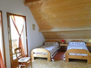 A room with two wooden beds, a chair, and a wooden ceiling. - Le Champ de Cros - MURAT LE QUAIRE (MURAT LE QUAIRE)