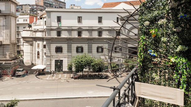 A building with a white facade, multiple windows, and a sign that reads 'MIGACIA FELVETTA.' - Darna Rooms (Naples)