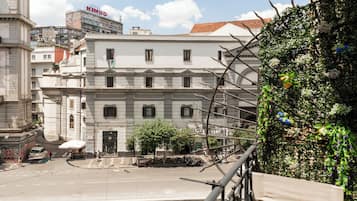 Um edifício com fachada branca, várias janelas e uma placa com a inscrição 'MIGACIA FELVETTA'.