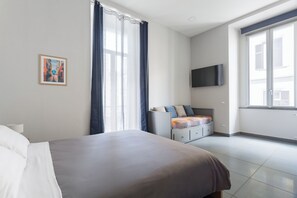 Deluxe Triple Room | In-room safe, blackout drapes, soundproofing, free WiFi - Darna Rooms (Napoli)