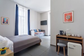 Deluxe Triple Room | In-room safe, blackout drapes, soundproofing, free WiFi - Darna Rooms (Napoli)