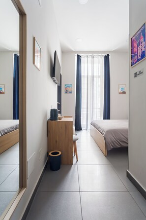Phòng đôi tiện nghi đơn giản, quang cảnh thành phố | Bộ trải giường bằng vải Frette của Ý, bộ đồ giường cao cấp 