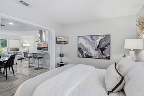 Ein modernes Hotelzimmer mit Bett, Schreibtisch und Stuhl.