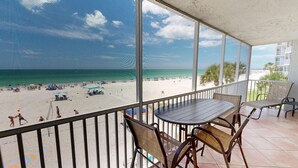 Un balcón con vista a la playa y al océano.
