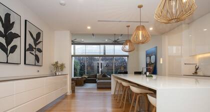 Margaret House | Elegant City-Fringe Escape