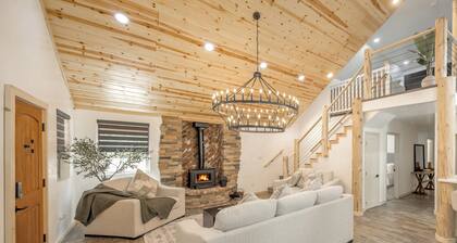 BRAND NEW "Cabana Del Oso" with pool table, large chandelier in Big Bear.