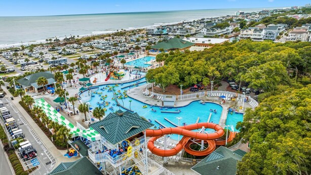 Un parc aquatique doté de plusieurs piscines, de toboggans et d’une grande piste de glisse aquatique.