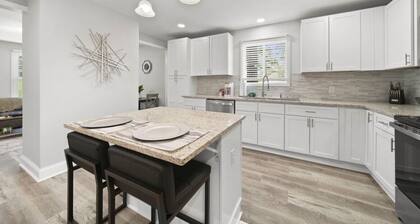 3-BR Renovated Bungalow—River District—Fire Pit!