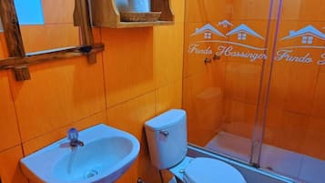 Triple Room, Patio, Garden View | Bathroom