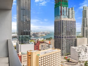 Ein Hochhaus mit Blick auf einen Yachthafen und einen Hafen im Hintergrund.