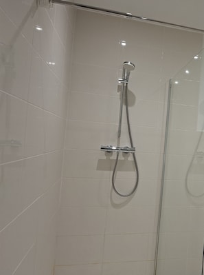 Dusj, hårføner, håndklær og såpe
