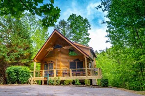 A log cabin with a porch, a chimney, and a window. - Black Beary Lodge・Hot Tub・Pool Table・Community Pool・Arcade (Gatlinburg)