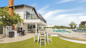 A two-story house with a balcony, a barbecue area, a pool, and a lawn. - Skyline Palms by Avantstay Pool + 2 Hot Tubs + Outdoor Dining Near La Jolla + Pacific Beach (San Diego)