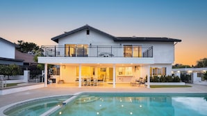 A two-story house with a pool, outdoor seating, and a balcony. - Skyline Palms by Avantstay Pool + 2 Hot Tubs + Outdoor Dining Near La Jolla + Pacific Beach (San Diego)